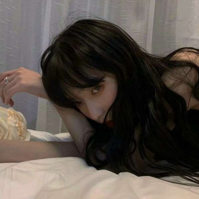 高冷头像女生黑白短发图片
