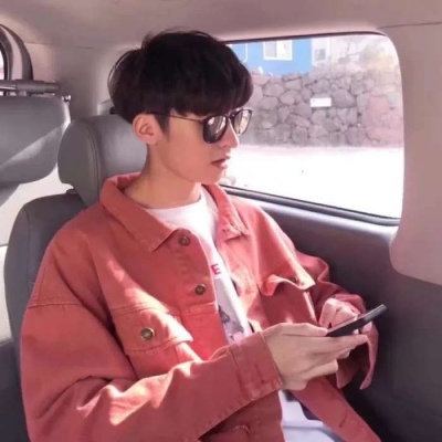 忧郁男生翻书包头像