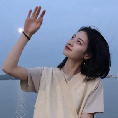 qq动态头像女生黑白