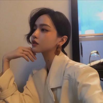 qq动态头像女生黑白