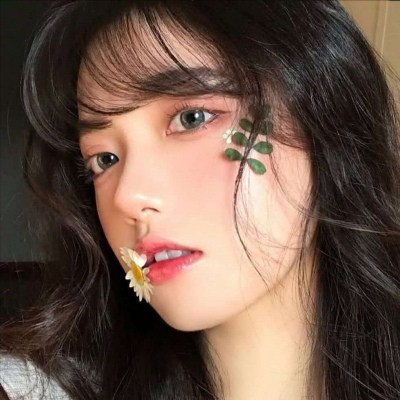 qq动态头像女生黑白