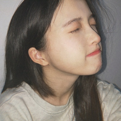 qq动态头像女生黑白