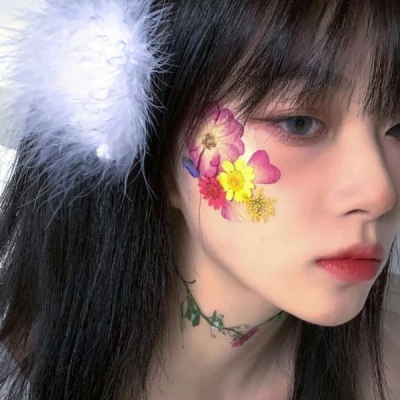 qq动态头像女生黑白