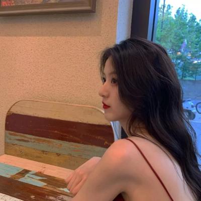 qq动态头像女生黑白