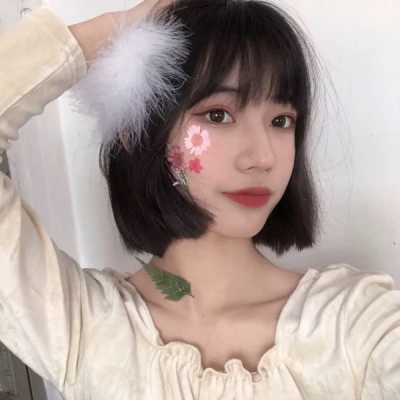 qq动态头像女生黑白