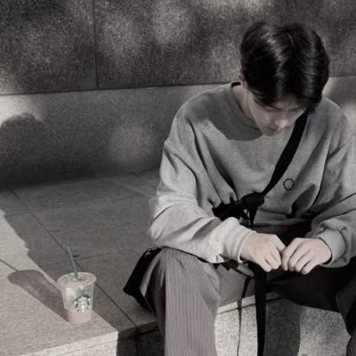 伤感简单动漫人物绘画 男生头像图片