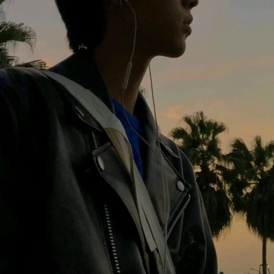 很火的微信头像男生手拿玫瑰头像图片