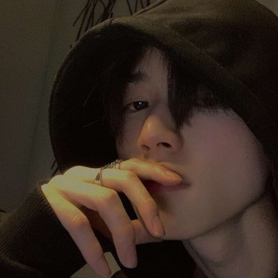 很火的微信头像男生手拿玫瑰头像图片