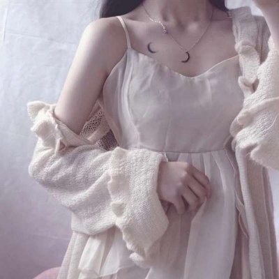 qq女生头像半边脸黑白