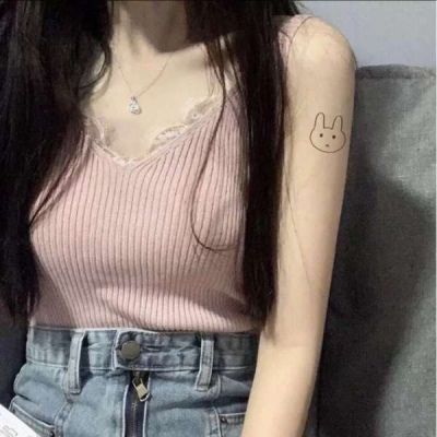 qq女生头像半边脸黑白