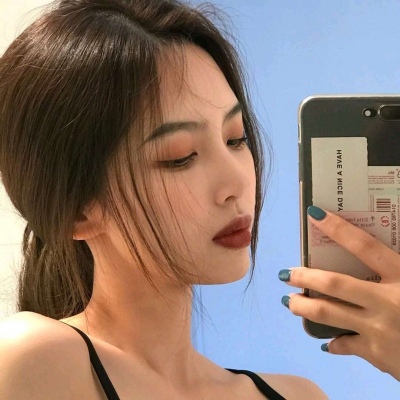 短发女生头像背影卷发