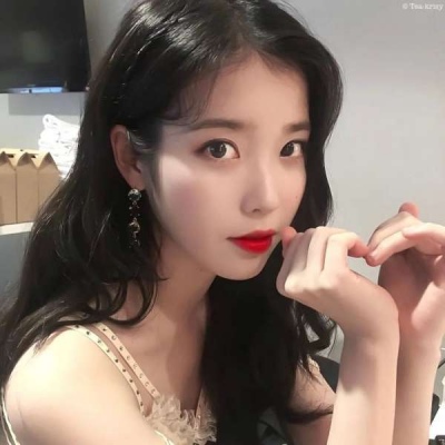 短发女生头像背影卷发
