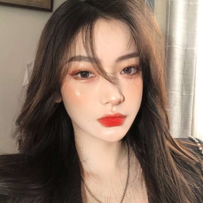 短发女生头像背影卷发