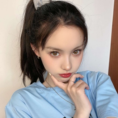 短发女生头像背影卷发