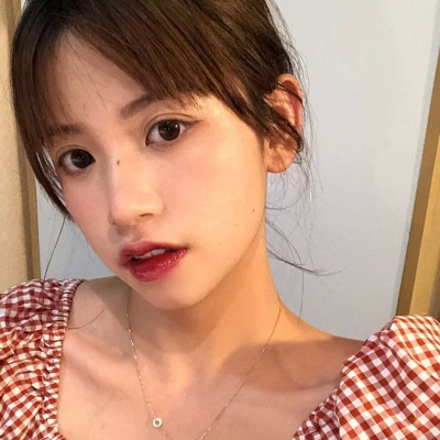 短发女生头像背影卷发