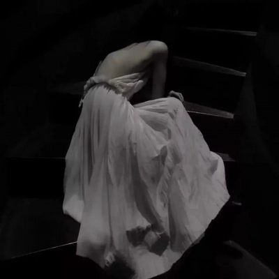 欧美女生抽烟纹身头像