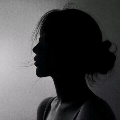 欧美女生抽烟纹身头像