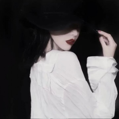 欧美女生抽烟纹身头像