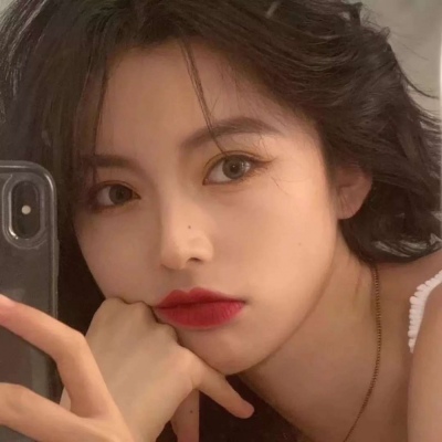 短发女生头像背影卷发