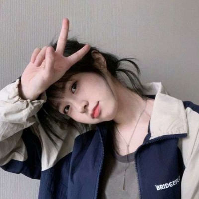 短发女生头像背影卷发图片