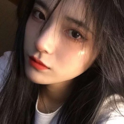 短发女生头像背影卷发图片
