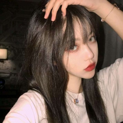 短发女生头像背影卷发图片