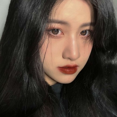 短发女生头像背影卷发图片