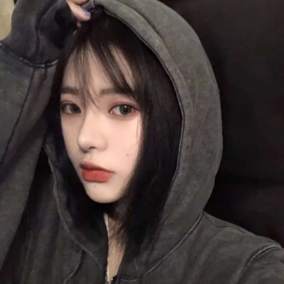 短发女生头像背影卷发图片