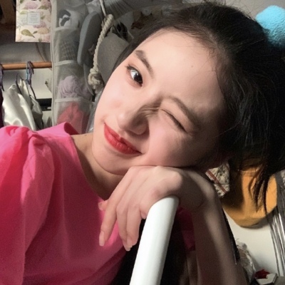 qq头像背影带帽子女生