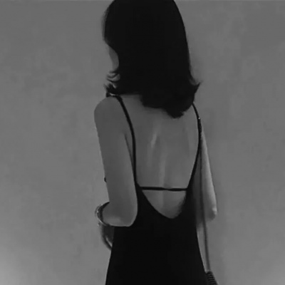 黑白动漫高冷女生头像图片