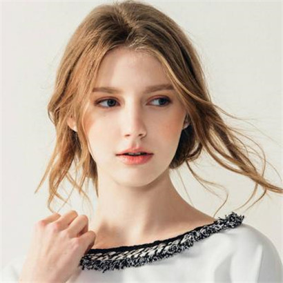 欧美女生唯美好看头像ins风高清街头，全部是简约时间的女生图片