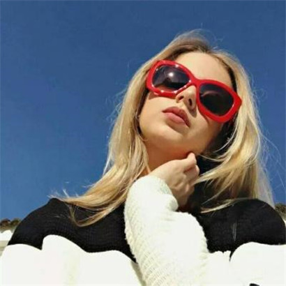 欧美女生唯美好看头像ins风高清街头，全部是简约时间的女生图片