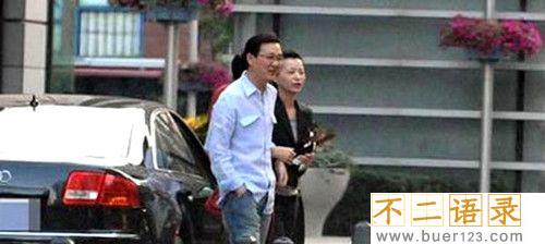  密春雷比董卿小多少岁 密春雷的身价和背景揭秘图片