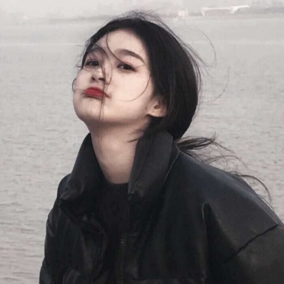 高清好看的2021潮流微信女生海边背影头像图片