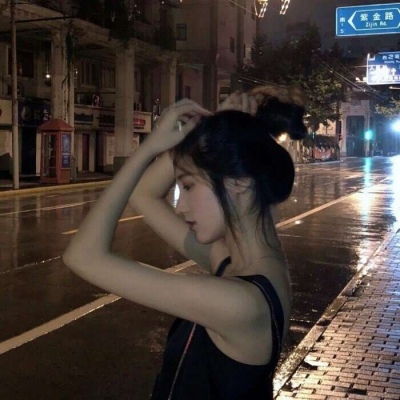 高清好看的2021潮流微信女生海边背影头像图片