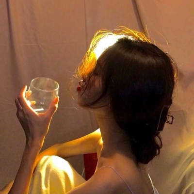 高清好看的2021潮流微信女生海边背影头像图片