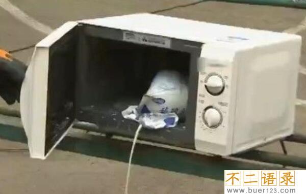 袋装牛奶可以放微波炉加热吗，不可以（可能会爆炸或中毒）