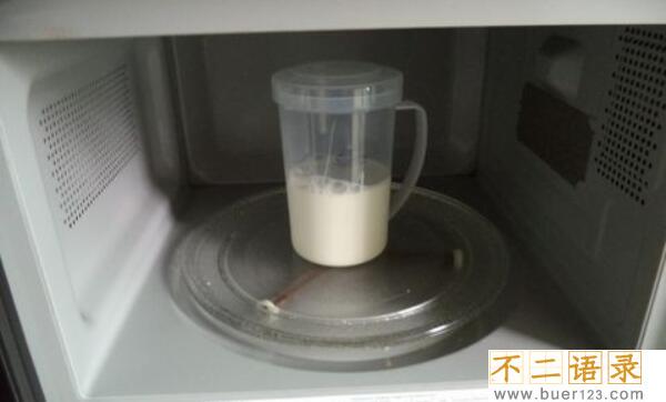 袋装牛奶可以放微波炉加热吗，不可以（可能会爆炸或中毒）图片
