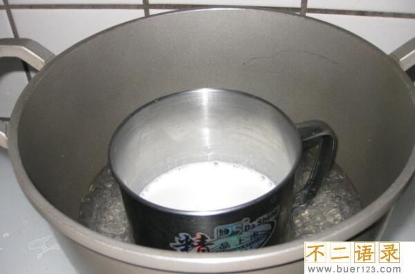 袋装牛奶可以放微波炉加热吗，不可以（可能会爆炸或中毒）图片