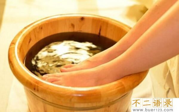 盐泡脚可以用食盐吗，可以（有杀菌消毒防脚气的作用）图片