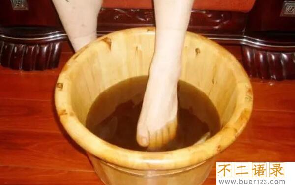 盐泡脚可以用食盐吗，可以（有杀菌消毒防脚气的作用）图片