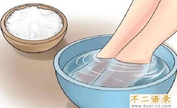 盐泡脚可以用食盐吗，可以（有杀菌消毒防脚气的作用）图片
