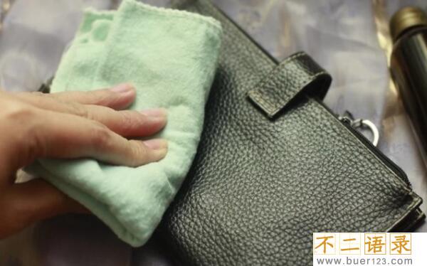 皮包怎么清洗，用牙膏、白醋清洗（发黄用面霜可恢复）