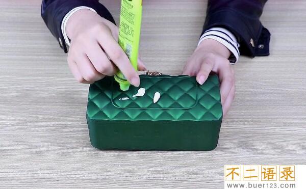 皮包怎么清洗，用牙膏、白醋清洗（发黄用面霜可恢复）图片