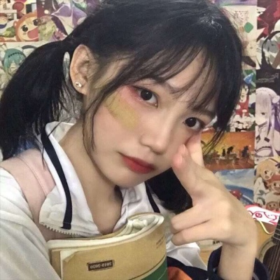 2021向上抬头的女生头像图片