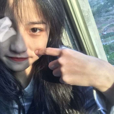 2021向上抬头的女生头像图片