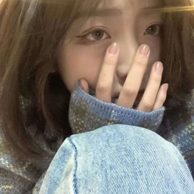 2021向上抬头的女生头像图片