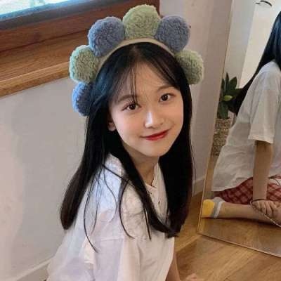 2021向上抬头的女生头像图片