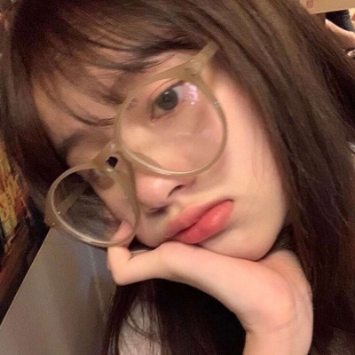 2021向上抬头的女生头像图片