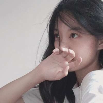2021向上抬头的女生头像图片